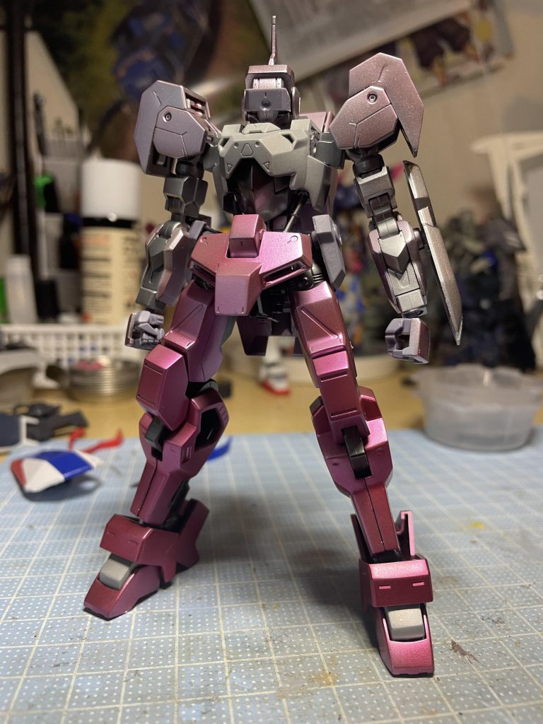 メタリック塗装完了。シルバー下地にクリアーピンクを各パーツに塗装。上に行くにつれクリアーピンクを薄く塗装してみました。ふくらはぎの内側を開けてフレームが見えるように細工をしてみました。