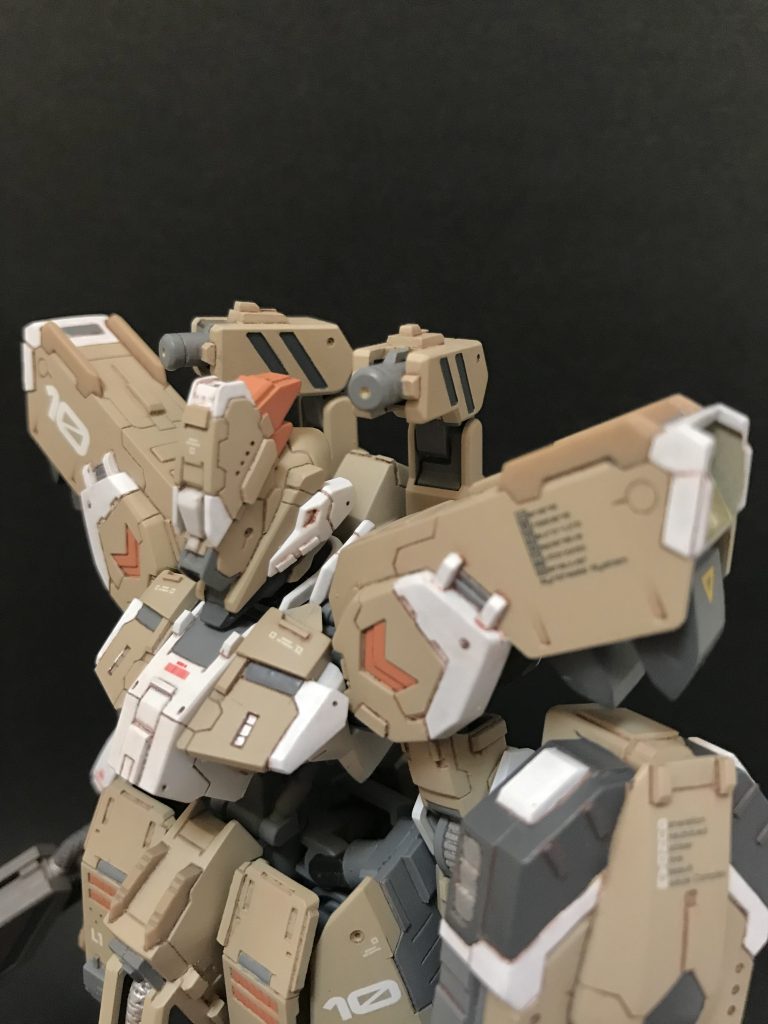 唯一のギミック。収納できるバルカンです。サブアームをちょっと弄っただけですね。まんまサブアームでもよかったんですが、持たせる武器が無かったので苦肉の策でこうしました笑 小口径で威力は無いけど自由に動くので敵機のメインカメラをロックして自動で狙い続けるいやらしい武器という設定です。