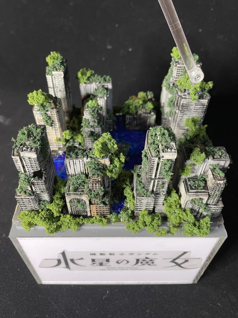 水の部分はメディウム等を使用。アクリル絵の具で青色に彩色。