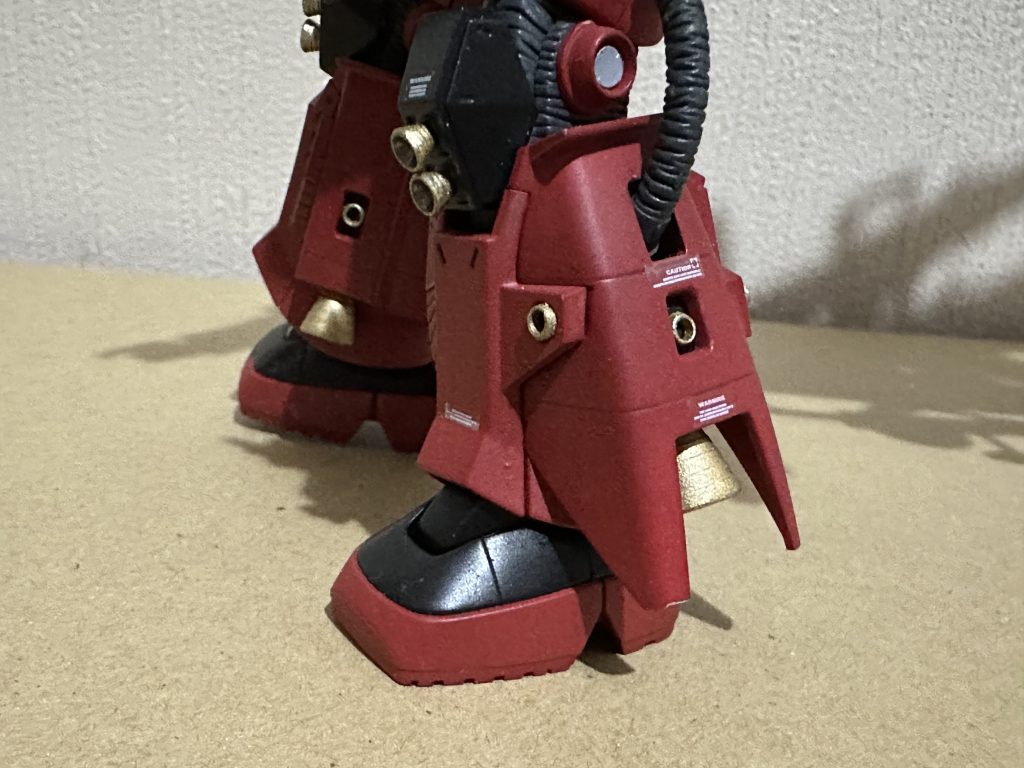 バーニアも一つずつ縁を削り、脛のバーニアは市販パーツに置き換え。