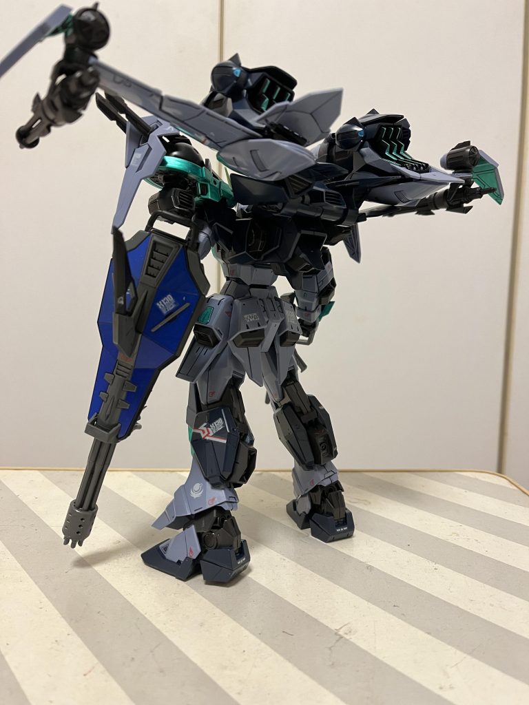 シールドは、接着剤でピンをポンと付けただけです。ガントレットと同時に装備出来ますが、取り付け向きを変えることは出来ませんので、ポージングに制限がw