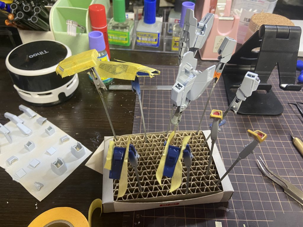 筆塗りする時に塗料が入り込んだら面倒くさい場所に雑にマスキングしました。筆塗りもまだまだなので練習しなきゃですね