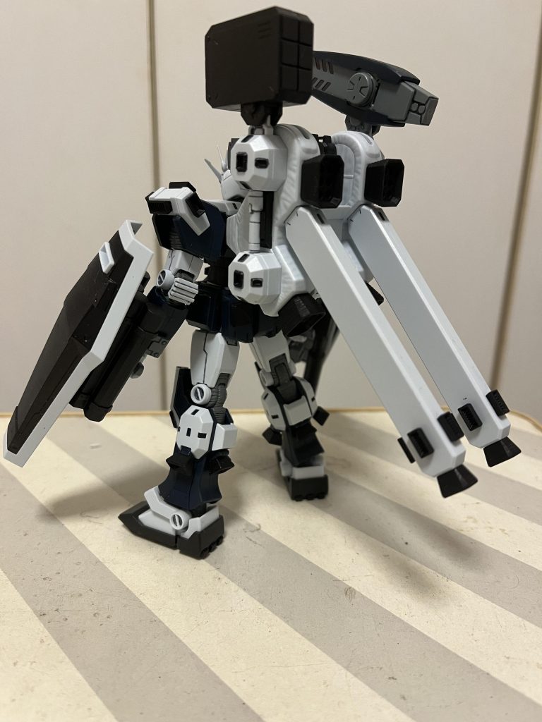 黒はガンマカ。これは多分1年前とかの製作なのですが、当時スプレー塗装したことなくて、ビビってました。今から思えばおとなしくスプレー使えば良かったとw