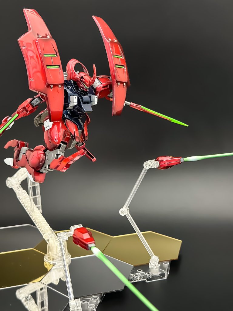 腕飛ばすやつ劇中では緑だったんですが付属するのは紫。珍しくてありがたいパーツですが...エアリアルといいサーベルの色が今作は謎ですね。アニメ制作サイドがいろいろ頑張っているということだと思いますが...でもジャベリンのビームエフェクトは緑。なぜだ。ちなみにこのビーム刃は前作のルブリスから借りています。