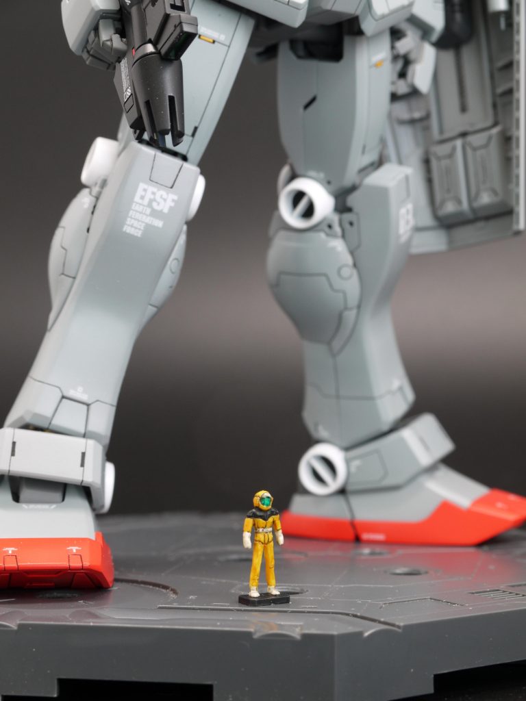 <ビームスプレーガン>・出来が良いのでキットのまま、レッドポイント追加  もう一つのライフルはあまり好きではないので作っていません。<シールド>・予備サーベルを1本追加し、使わない方にはカバーを作製して接着<パイロット>・安定して立つように台座を作製して接着・腕と手がやたらとゴツいので、削って細く・本体内部に座っている方は作っていません。