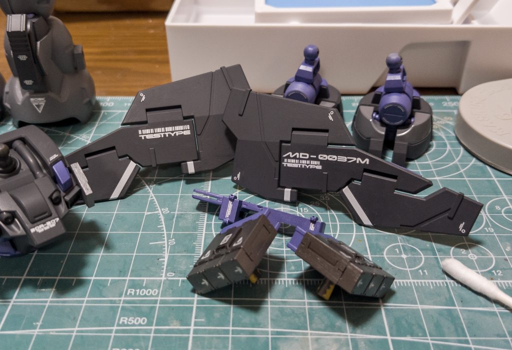 デカール貼り光景。せっかくシールドバインダーの面積が大きいので普段使えない大きめのデカールを貼ろうと思いましたが、特務機体がデカデカと所属や機体情報を晒すのはおかしくない?ってことで大人しめになりました。結局型式番号を貼っちゃってますが…少しくらい…バレへんか