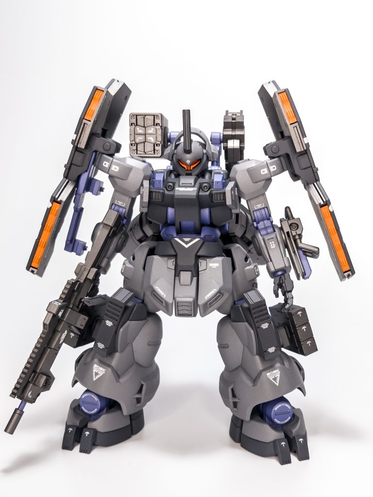 塗装（C:クレオスMr.カラー / G:ガイアカラー / T:タミヤエナメル）■メインカラー（グレー） … C:ミッドナイトブルー(35%) + G:アルティメットホワイト(45%) + C:ホワイトシルバー (20%)■サブカラー（ダークグレー） … G:メカサフスーパーヘヴィ■フレーム・関節（ブルー） … C:ブルー(70%) + C:マルーン(20%) + C:ホワイトシルバー(10%)■武装等（ガンメタル） … G:フレームメタリック[1](70%) + G:ジャーマングレー(30%)■シールドバインダー内部（オレンジ） … G:黄橙色(70%) + G:ピュアオレンジ(30%)■カメラアイ … G:蛍光オレンジ(70%) + G:蛍光レッド(30%) （赤色部分は T:クリアーレッド を重ね塗り）全て C:スーパースムースクリアーつや消し でオーバーコート製作中のグレネードやミサイルを背負った姿が某ロボットゲーの伝統あるアセンを思い起こさせたり、塗装案を考えている時期に奇遇にも待望の新作が発表されたこともあり、明らかに魂がそっちに引っ張られていますね。ここたま！ここまで見ていただきありがとうございます！良かったらいいねやコメントして頂けるとめちゃくちゃ励みになります。