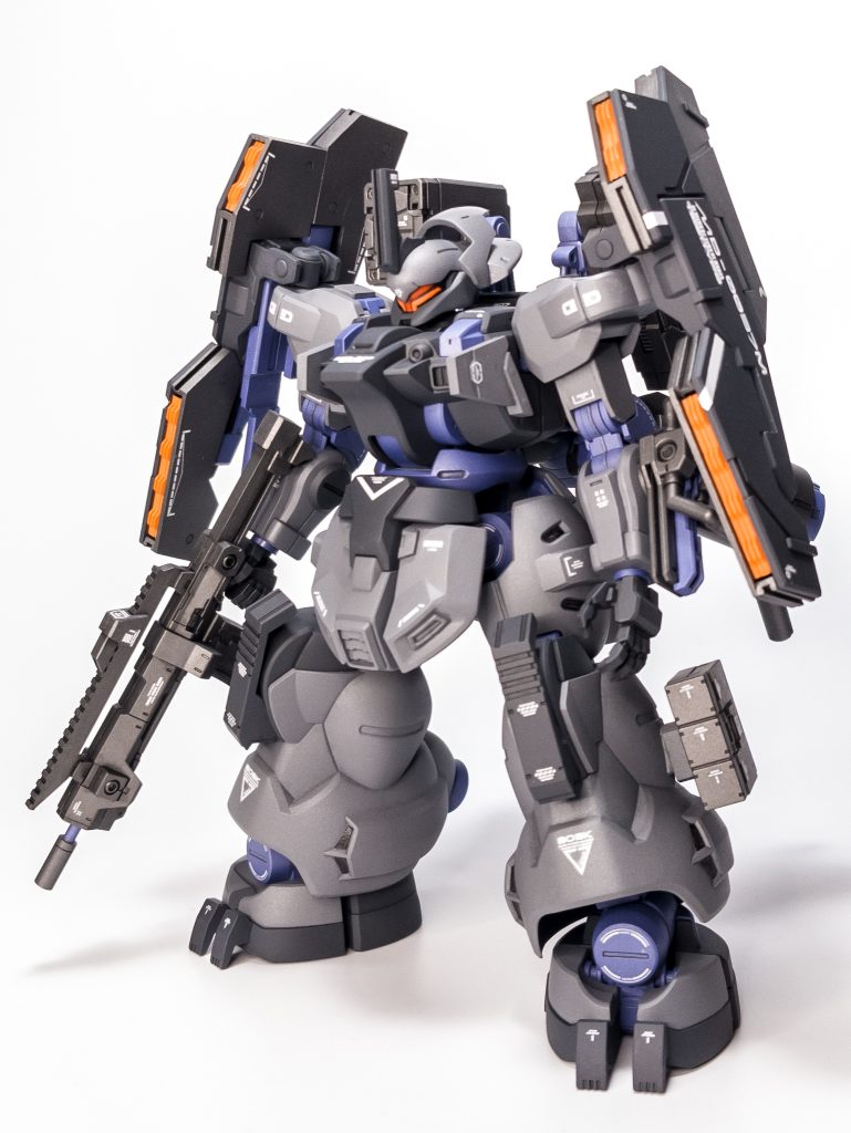 正面から。ディランザの特徴であるずんぐりとしたプロポーションを出来るだけ残しつつ、カッコよく見えるように手を加えてみました。