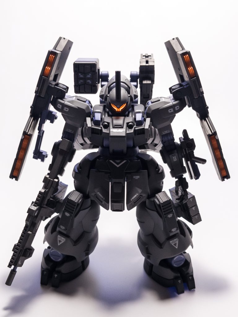 ---以下設定など---MD-0037M ディランザ・バイサルケイト製造元:ジェターク・ヘビー・マシ―ナリーディランザ・ソルをベースとした、実戦での戦闘データ収集を目的とする試験機。外装こそディランザ系統ではあるものの、意識拡張AIによるドローン兵器運用のため基幹システムの改修を重ねた結果、内部電装系はむしろダリルバルデに近いものとなっている。重力下でのあらゆる戦闘環境に対応するため、大口径バトルライフルに小型ミサイルポッド、大型グレネードランチャー、腕部レーザーブレードと多彩な武装を備える。両肩にマウントされた二対のシールドバインダー『アンバーII』は必要に応じて本体から分離・自律稼働し、敵の攻撃から本体を守る。ダリルバルデにおけるイーシュヴァラのような攻撃型ドローンは持たないが、これは本体の自衛が疎かになるのを避ける為と、与えられた任務の性質上、ドローン鹵獲による技術漏洩を避けるためでもある。機体名であるバイサルケイト(bisulcate : 複数に別れた蹄を指す)は、その特徴的な爪先及び戦場に残された足跡から付けられた敵側の識別名だが、その響きが気に入ったパイロットによって正式に採用された。---設定ここまで---