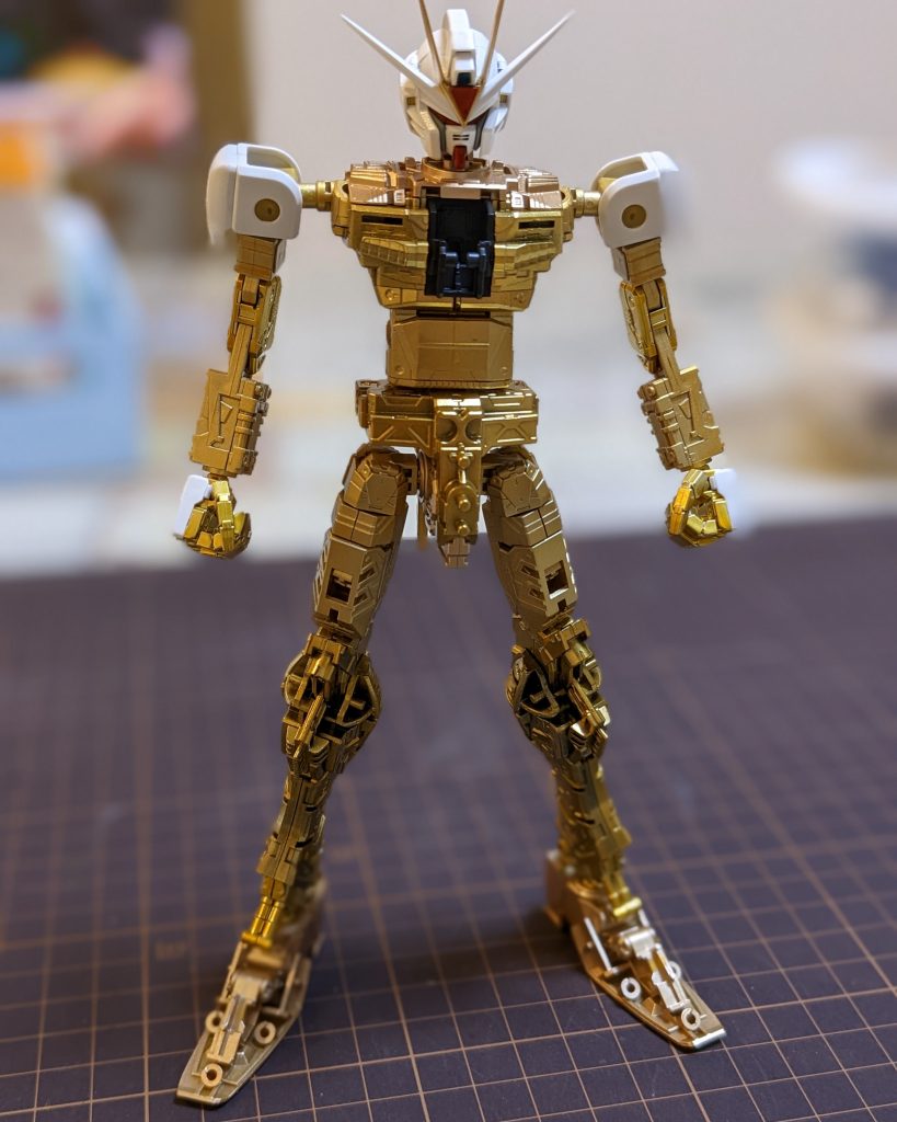 ゴールドを三色使って塗り分けましたが………外装パーツ付けたら隠れちゃいました（汗）