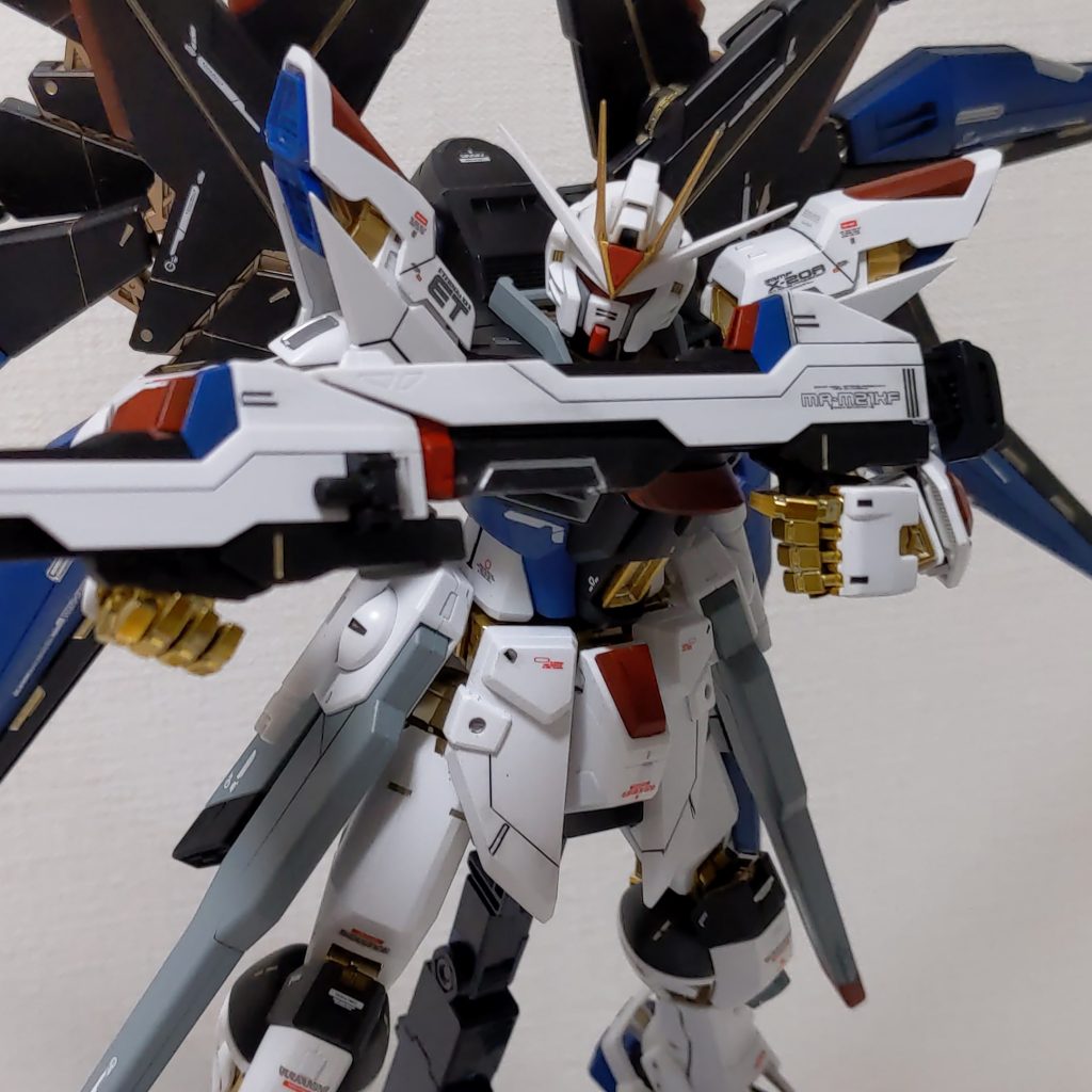 内部フレームが露出するように肩パーツなど各所をくり抜いて有ります！