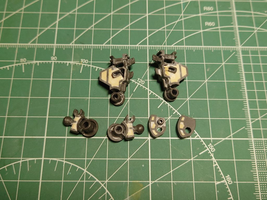 フレームパーツの目立つ部分はエポパテで埋めました