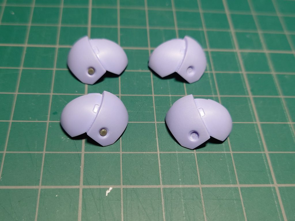 肩のスラスターらしきパーツはディティール甘めだったので彫り込んでリベットに置き換え