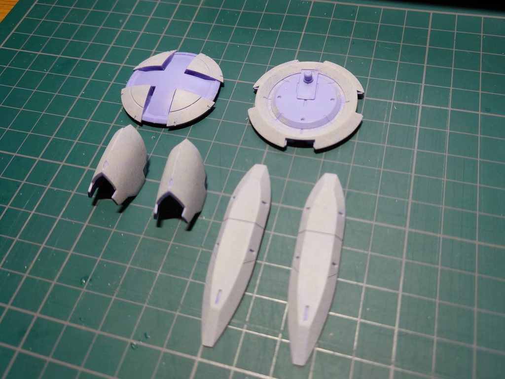 溶きパテで鋳造表現を行ったところは軽くヤスリをかけてポリッシャーで均しました