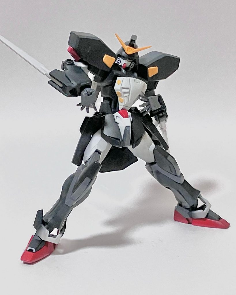 フェイス、腕はEGガンダム。手はビルドナックル。肩部のノズルはビルダーズパーツ。ヘルメットフチの延長とトサカ増ししたらカブトっぽくなってしまった。 