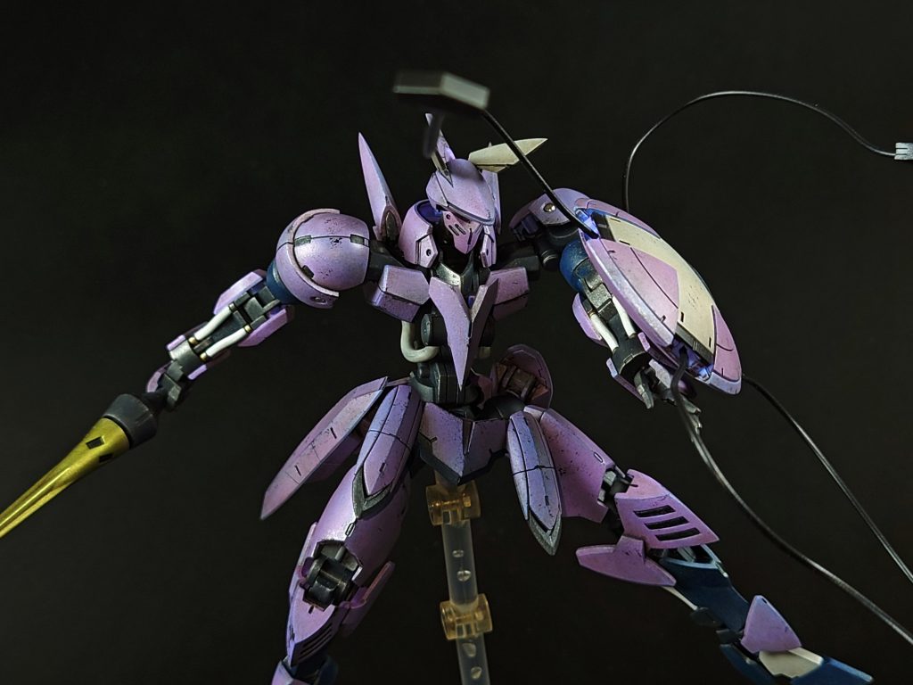 フレームパーツはガイアのメカサフスーパーヘヴィ青はMrカラー フタロシアニンブルー紫はMrカラー MSパープルランスの黄色はMrカラーGX メタリックイエロー細かい差し色はガンダムマーカーをちょこちょこ入れてます