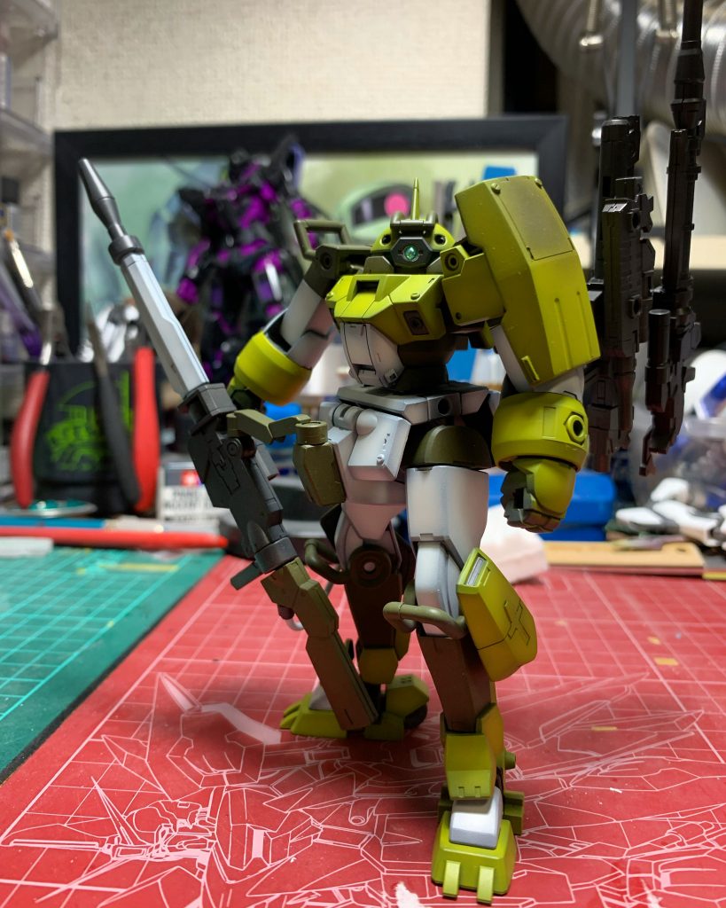 軽くグラデーション塗装。モノアイも少し手を入れました。