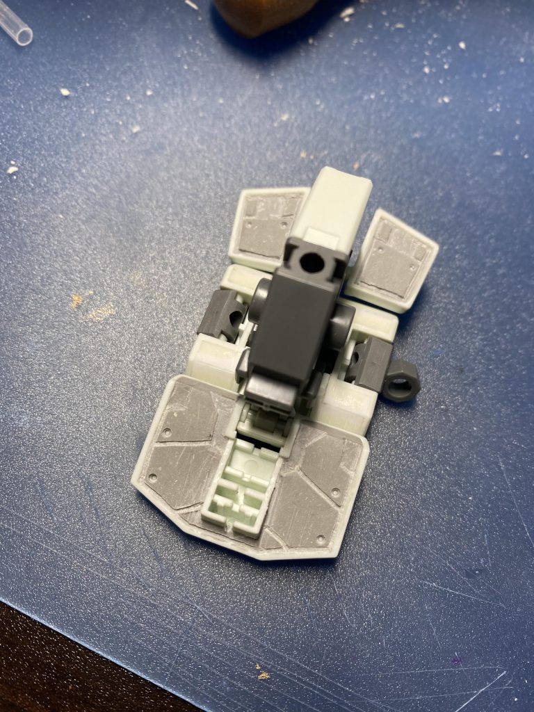 巨大バックパックのため、ほぼ隠れてしまうスカート裏も、肉抜き穴埋め、スジボリモールド追加しています。