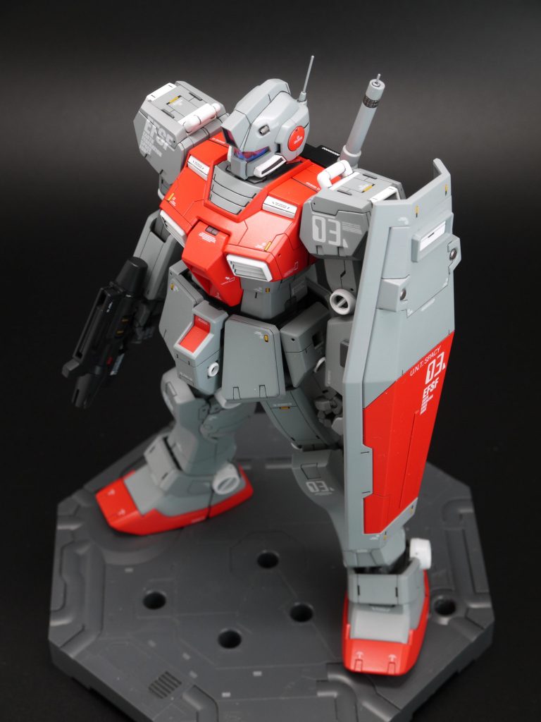 今回も数箇所ミスしてしまいましたが、何とかリカバーしました。よく見るとわかってしまいますが…。肩の上面にもスジ彫り、イエローポイント、デカールを追加してあります。