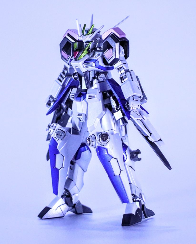 〜概要並びに基本形態〜機体名「PIT-XF02A/S ストライクFⅡ-S(フォーミュラツー - スターズ)」　構想として「ストライクFでのサイコフレーム実証試験終了後、一般兵にも運用可能なサイコミュ兵装の実装と量産を目標に作られた先行量産型を『ある極秘任務の為』に強化・改修を施した機体」というものになります。　先行量産型の製造はオーブ連合首長国、プラント、地球連合の合同で行われ、ストライクFⅡ-Sの強化・改修はオーブ連合首長国(モルゲンレーテ)の技術陣が中心となって行われています。型式番号のPITは「Psycho communicator Implemented Tactical＝戦術サイココミュニケーター実装兵装」の略で、Xは試作機、F02は開発ナンバー、Aは核動力、Sは開発コードを示しています。