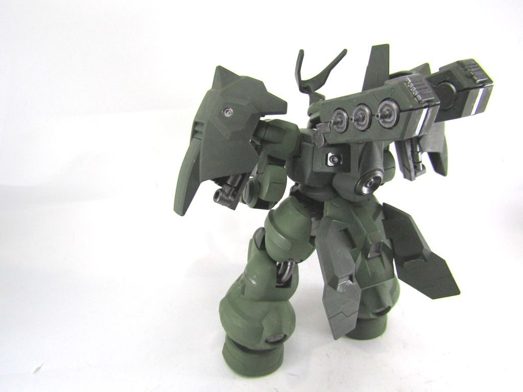 背部に格納ポッドが二つ