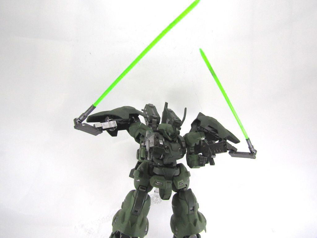 隠し腕のビームサーベルで迎撃