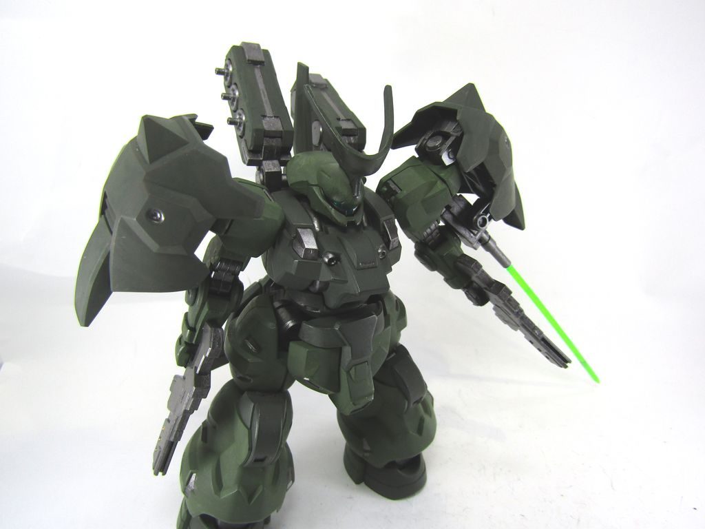 ビームサーベルで切り払いもできます。グエル専用機の肩を見た時にクシャトリヤみたいにカスタムしたいと思いましたが、少し厳しかったので、クインマンサ風にしてみました。