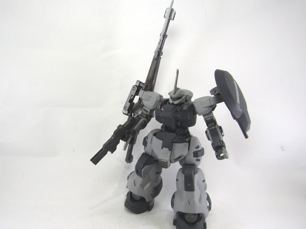 右肩にドー〇ーガンのような大口径対MSライフルを装備。左肩にはラウンドシールド