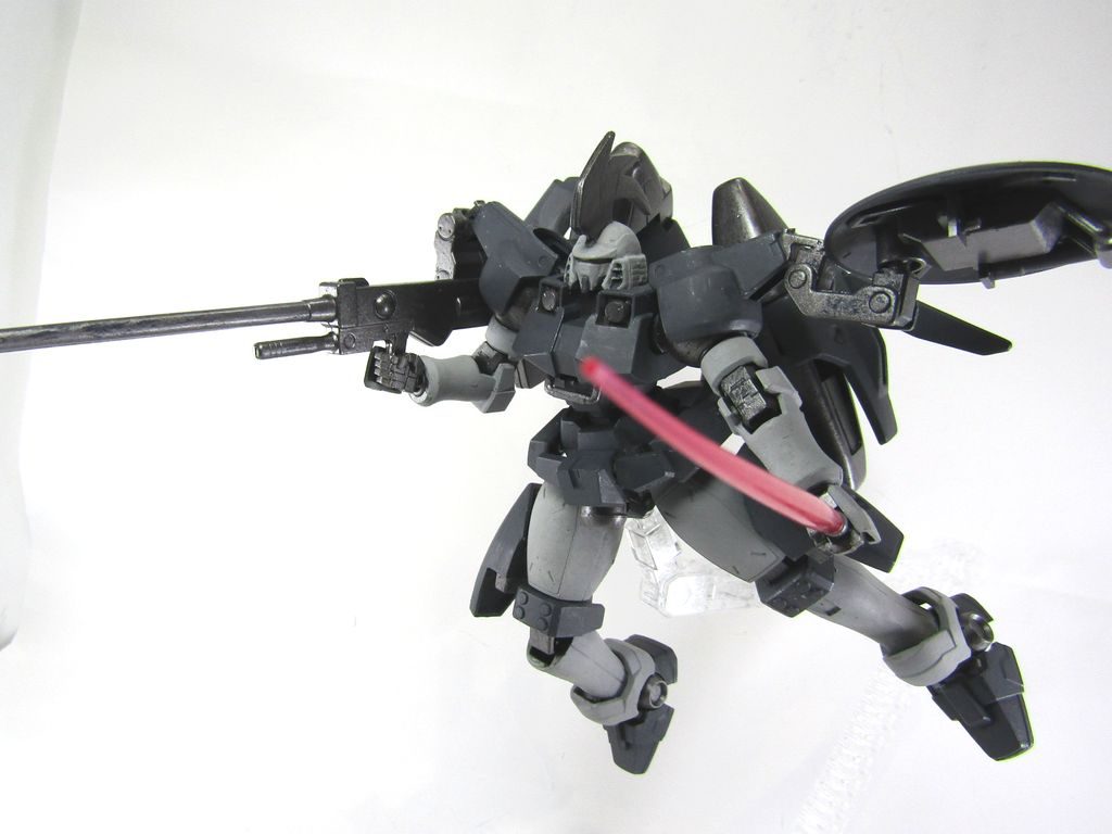 シールドはリーオーのままなので、サーベルを２本装備しています。