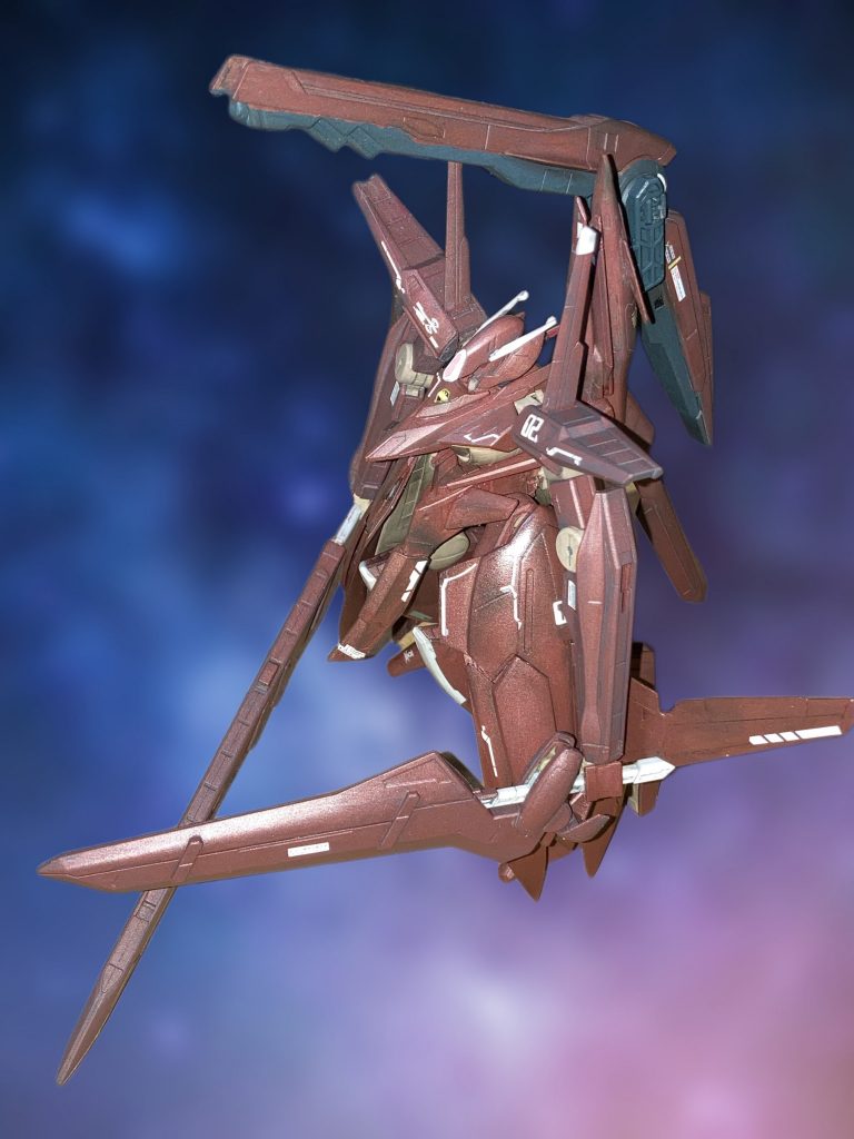 本来の機体は背中はもう少しパーツ多いのですが重量増を嫌い、それっぽくなったところで盛るのをやめました。