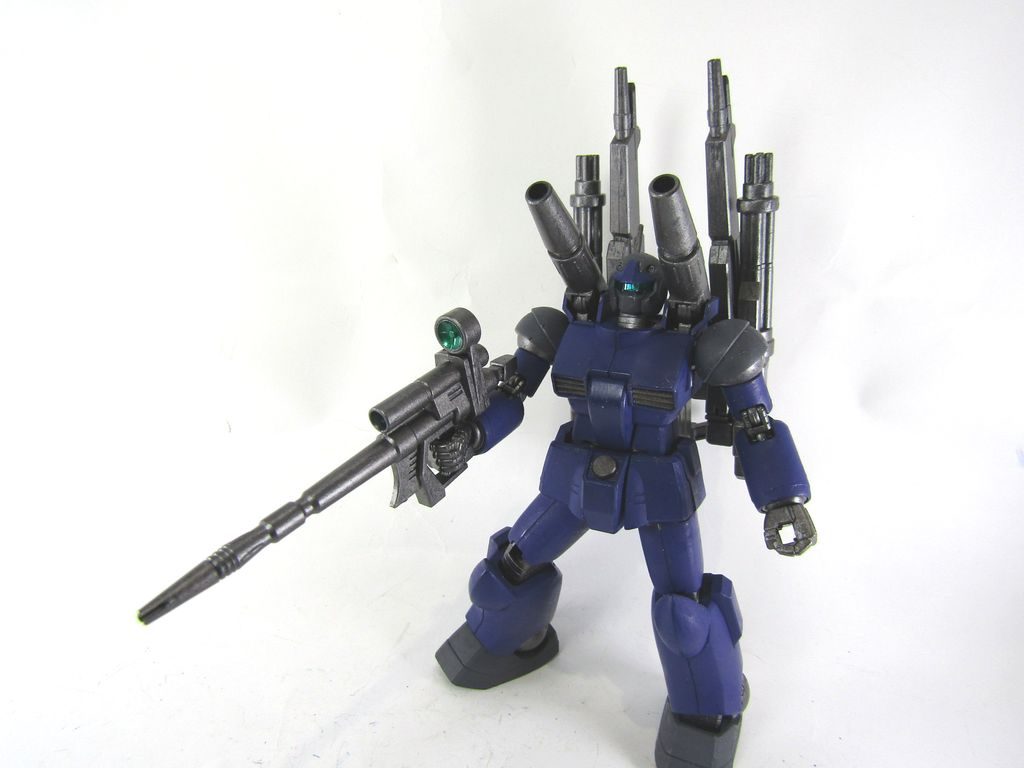 長距離ライフルと240mm低反動キャノン砲で海中に向かって湾岸から迎撃します。