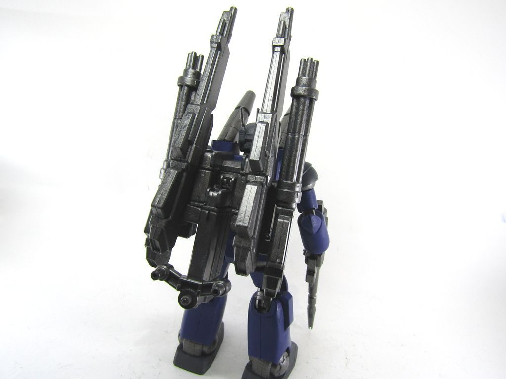 機動力を求められないため、大型ビームキャノンと対地ミサイル等の対応のため、対空ガトリング砲を装備しています。