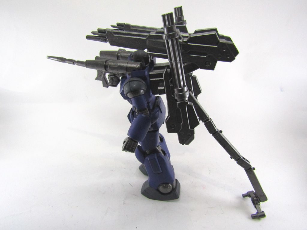 反動を抑えるため、支持アームで支えます。