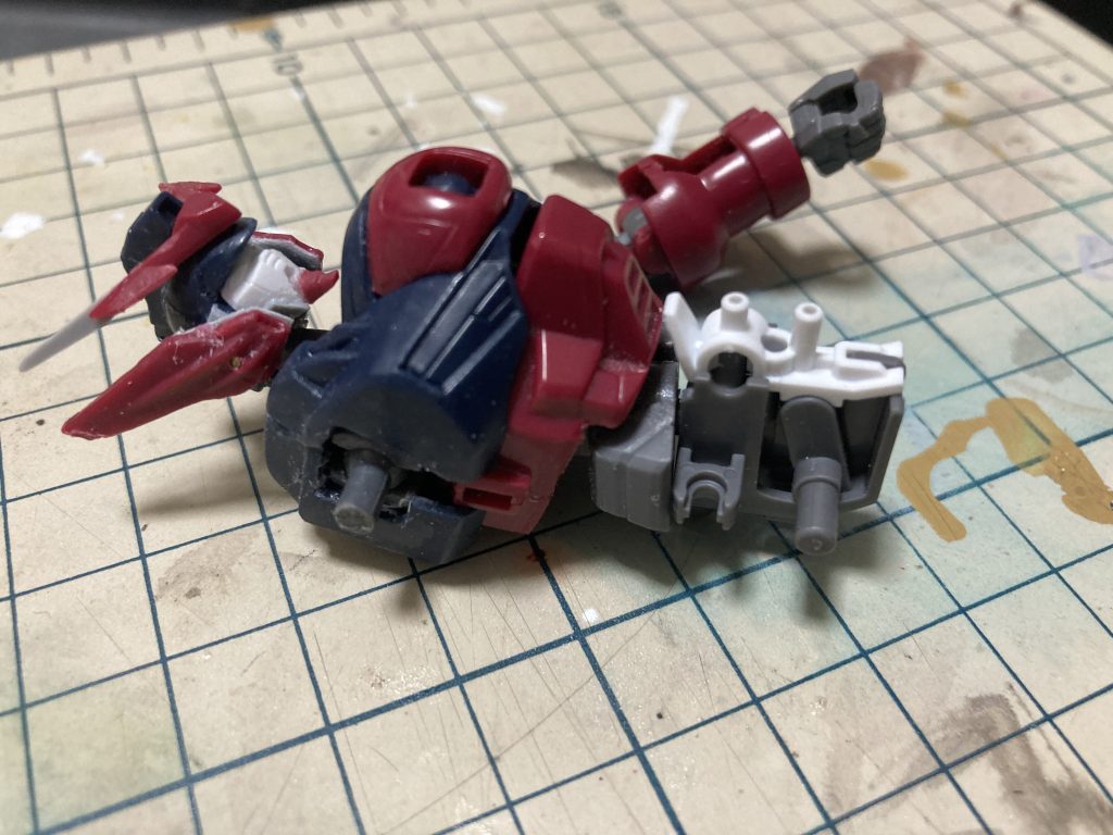 頭部、胴体部工作。フェイスはジャンクパークから移植。胴体部はエピオンですが肩口にイエサブジョイント、腹部はオリジンガンダムからの流用、腰部はジェミナスです。