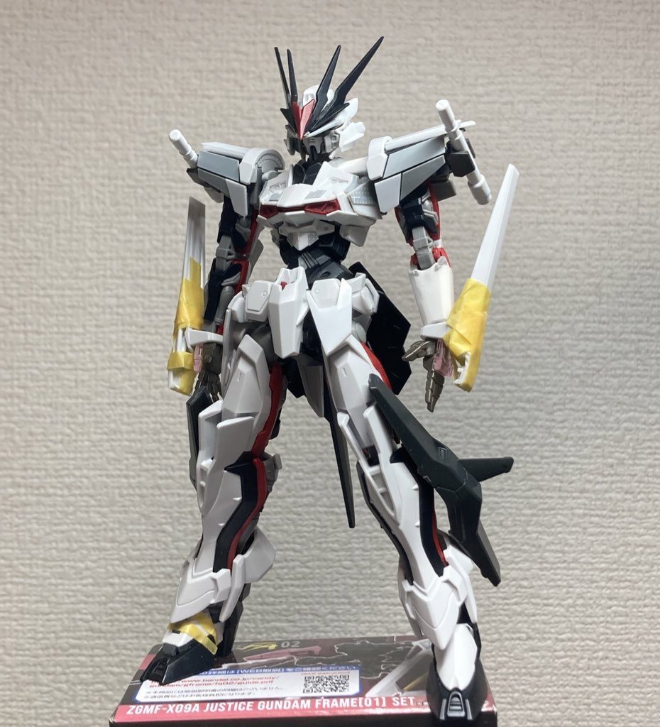肩にビームサーベルを装備させてましたが、背面ユニットとのこすれの恐れがあったため没案になりました。頭部の頬パーツはアストレイレッドドラゴニクスのデザインからの流用です。腕に装備しているガントレットはペルフェクティビリティのアームドアーマーのパーツを使用しています。脚部スラスターはキュリオスのものを使用する予定でしたがこれも没になりました。