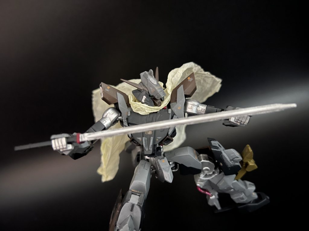 武装白太刀×1防弾用MS用マント白太刀本機の唯一の武器で機体名の由来。高純度のレアメタルで製作されている為、刃毀れは殆どせず継戦能力が高い。また、機体コンセプトがガンダムフレームの運動性能を最優先で再現・改良である為、本装備との相性は非常に良い。防弾用MS用マント本機の防御兵装。初期装備ではなく、運動性能に特化した本機の為に、傭兵が戦場にて調達した兵装である。耐久性はさほど無いが、本機の運用終了まで取り替えることはなかった。