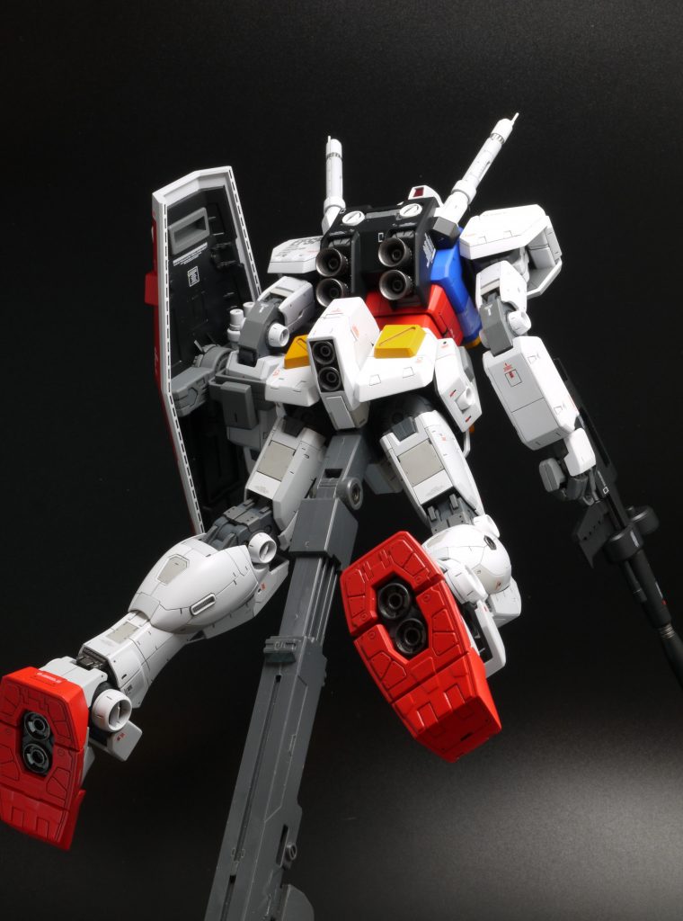 シールドのアタッチメントは直立時用のモノと90°接続のモノの2種類を作りました。腕に対してはマグネットで脱着可能です。