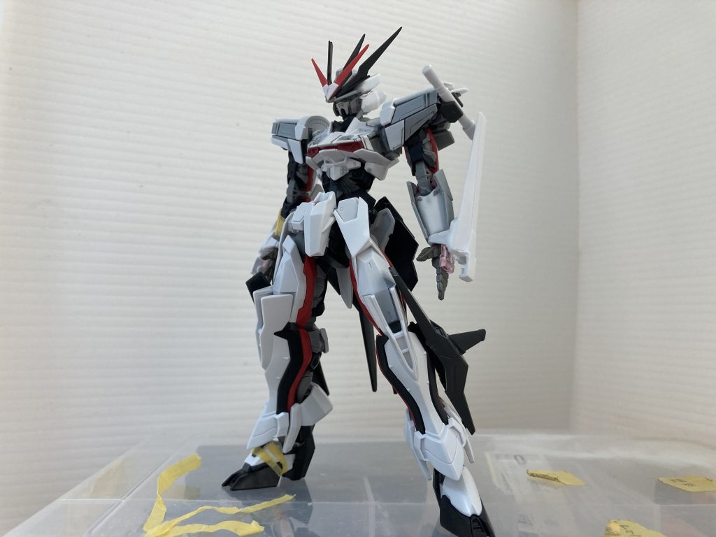 左腕の形状変更テスタメントガンダムからデザインを流用してます。右足にはRGエクシアのパーツを使用してます。左のフロントスカートはノーネイムを意識して改造してます。ボディー、肩にデティール追加、プラ板加工アンテナはHGアストレイのものを追加で使用してます。