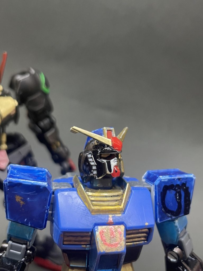 このガンダム、右と左で