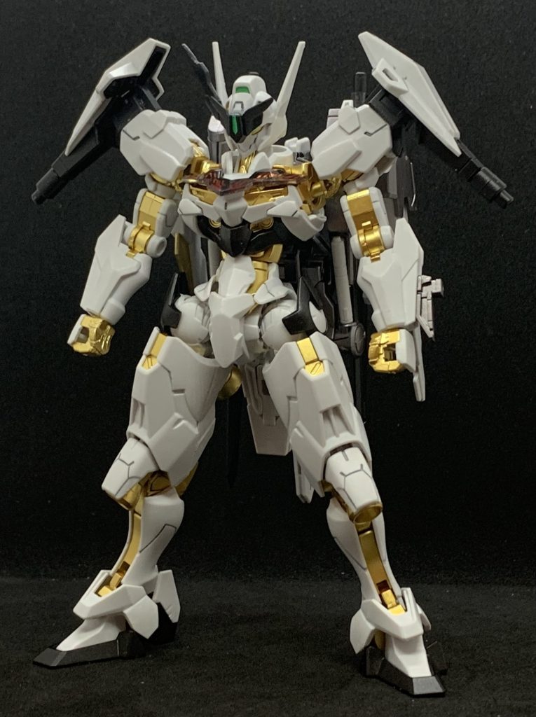 立ちポーズ。ルブリスの基本造形はそのままに、主に頭部、肩部、武装に手を加えています。フレームはガンダムマーカーEXのイエローゴールドを吹き付けました。