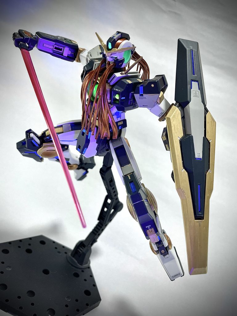 ヴァーチェ装甲をとっぱらってるので可動はかなりします。全体的につや消し仕上げですが、メタリックオレンジの部分は半つやにして微妙につや感を変えています。