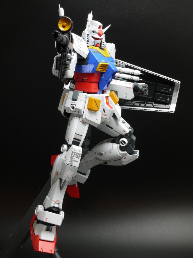 90°接続のモノを使えば、このように腕を曲げることが出来ます。シールド裏には予備のビームサーベルを接着しました。