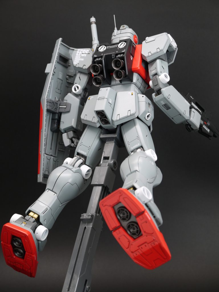 足裏バーニアは塗り分けてあります。本体色はエアクラフトグレーを使用していますが、ほぼサフ色と同じに見えちゃいます。