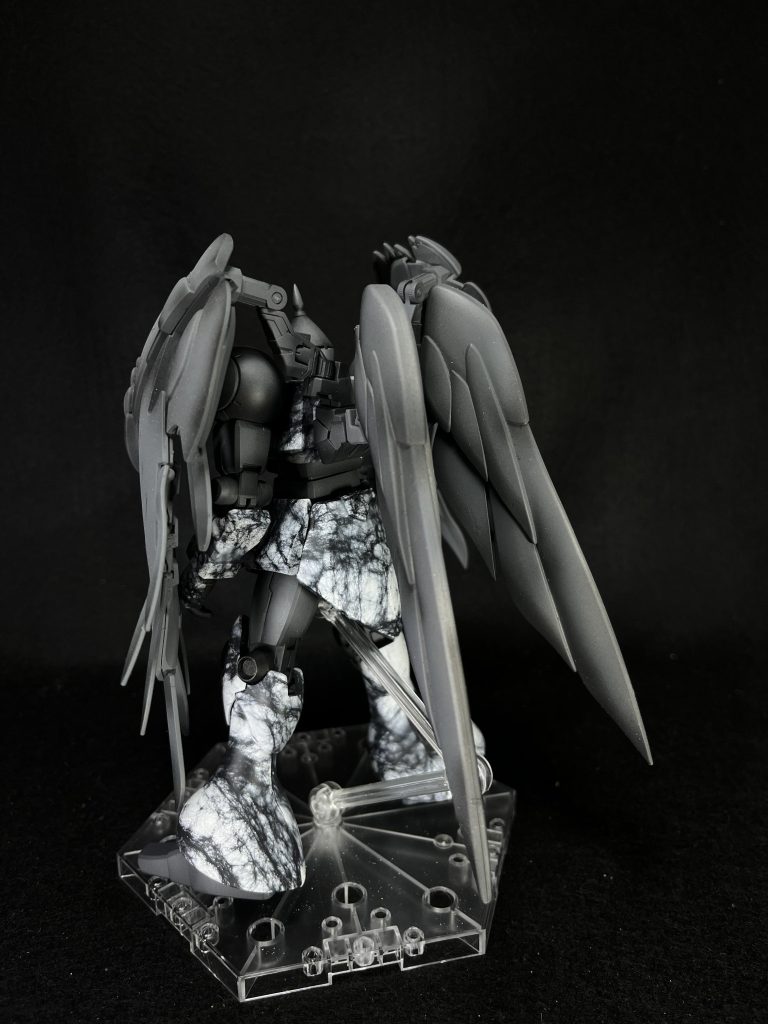 石の表現② 普通の石大理石は外装パーツというか、鎧のイメージで、他の部分は普通の石像をイメージしました。最初はグレーを下地にスパッタリングという手法をやろうと考えていましたが大理石とスパッタリングで柄×柄になってしまうのは嫌だなぁと思い、本家うごく石像のカラーを参考に灰サフ７０％、黒サフ３０％くらいで調色し、塗装後に前述した灰２、黒８のサフでグラデーション塗装し、影を表現しました。