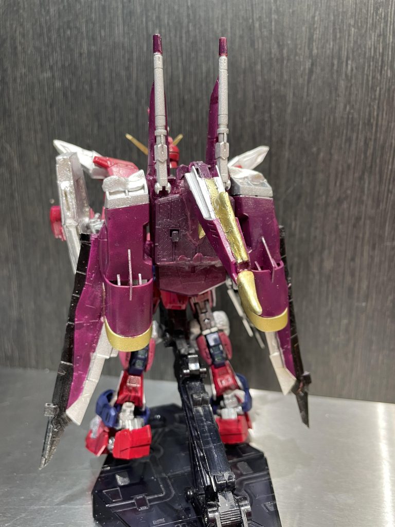 背面本体のカラーはジャスティスピンクにワインレッドを混ぜたものとワインレッド。ファトゥム-01はワインレッドに紫を混ぜたものとゴールドと黒。