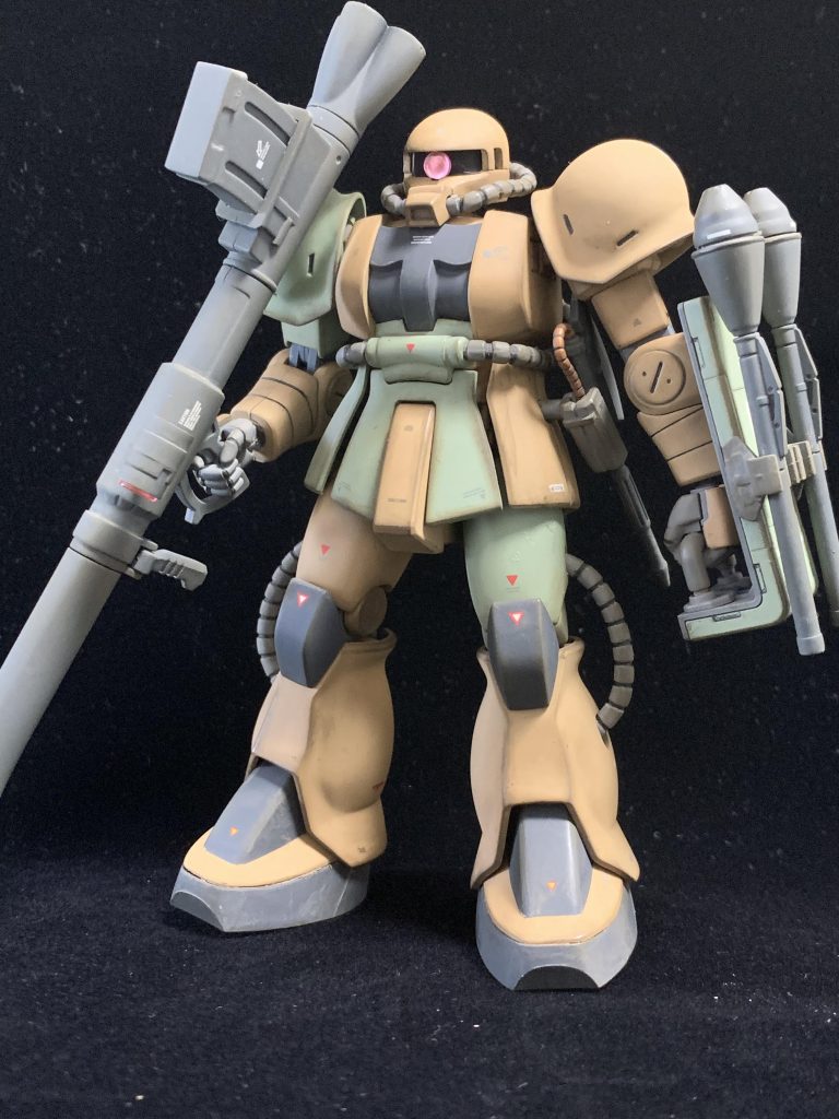 なんとなく頭の可動範囲が狭いなと思ったので、首部分のポリキャップのピンを切り落として、首を前後に大きく動かせるようにし、屈んだ風な姿勢と直立した姿勢のどちらも選べるようにしてます。