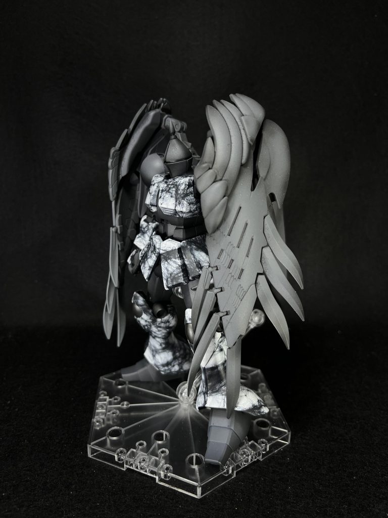 いつだったか全然忘れたんですが、ふと今回のタイトルである「うごくせきぞうLv100」って言葉が頭に浮かび、それを再現できる機体や改造を考えていました。どこかでジャンク品で売ってたゼロカス翼を見つけて、「Lv１００だし、きっと見た目もかっこよくなってるはず！」って思い、翼の生えた騎士的な石像をイメージしました。（大魔王バーンの魔力を浴び続けてたドラムーンのゴロアみたいな感じですね。ダイの大冒険知っている人はぜひいいね！お願いします笑）それでこのギャンとゼロカス翼のミキシングに行き着いたのですが、どうでしょう？友達には「ギャンに羽根かよ笑」って言われたんですが、個人的にはかっこいいと思うんだけどなぁ。