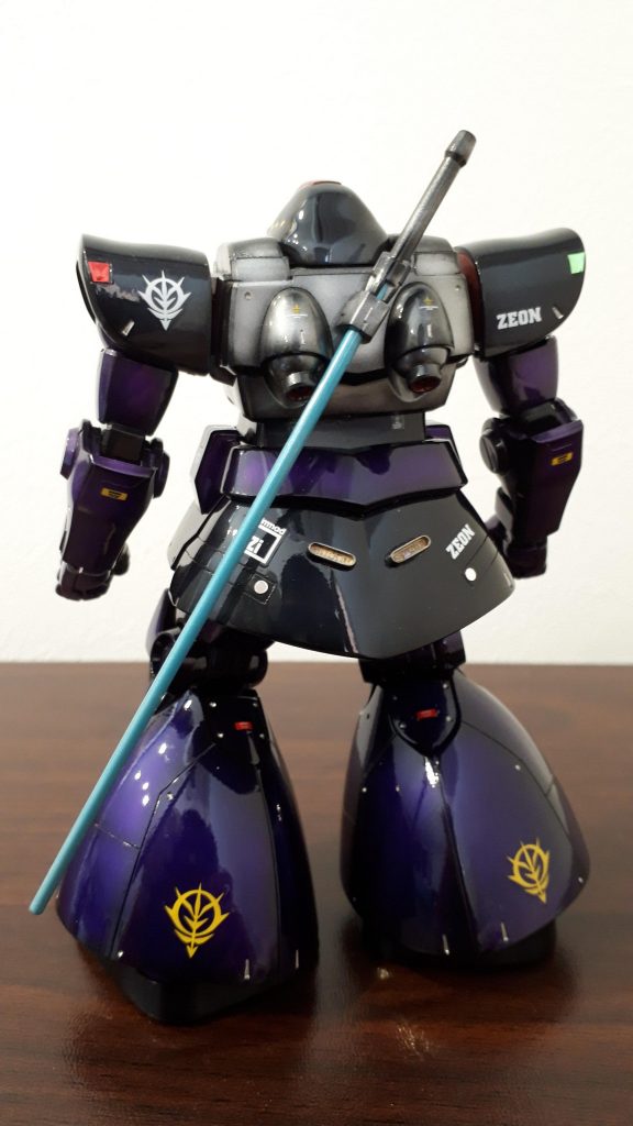 背面スミ入れはシルバーのエナメル塗料です。サーベルとモノアイは蛍光塗料で光るようにしました。