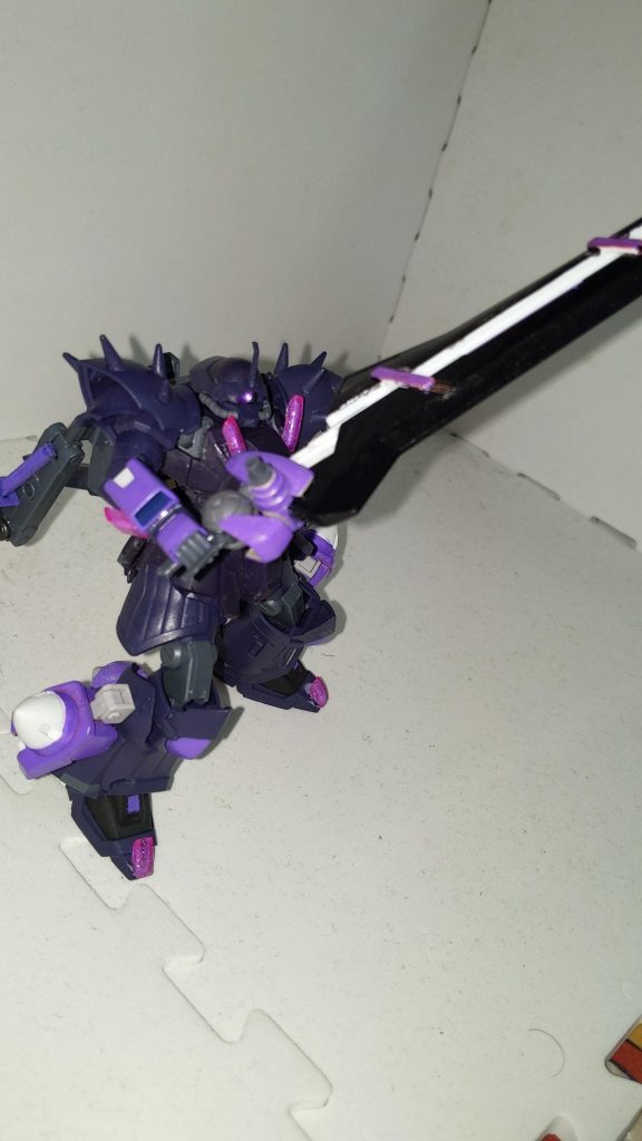 GNバスターソードライフルはスローネツヴァイのバスターソードに可動グリップによるライフルモードへの可変ギミックを搭載した武装です。なお、ライフルモードでもバスターソードの機能を失わず不用意に接近してきた敵を斬る事ができますが射撃はライフルモードでしかできません。