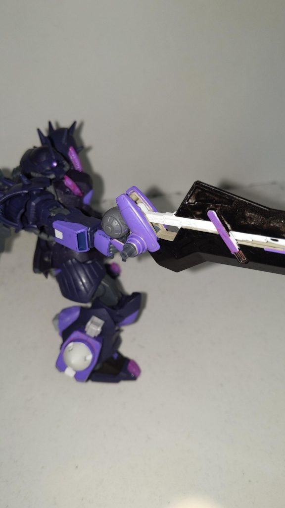 ライフルモードある程度ビームの威力を調節できます。通常時で普通のビームライフル程度、フルチャージは発射まで時間がかかる欠点はあるものの、ビームマグナムくらいまで威力が上がります。ただしチャージショット後はクールタイムが必要なのでフルパワーは精密射撃や最大火力を叩き込む時にしか使いません。